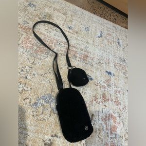 Lululemon black Sherpa crossbody cellphone bag
